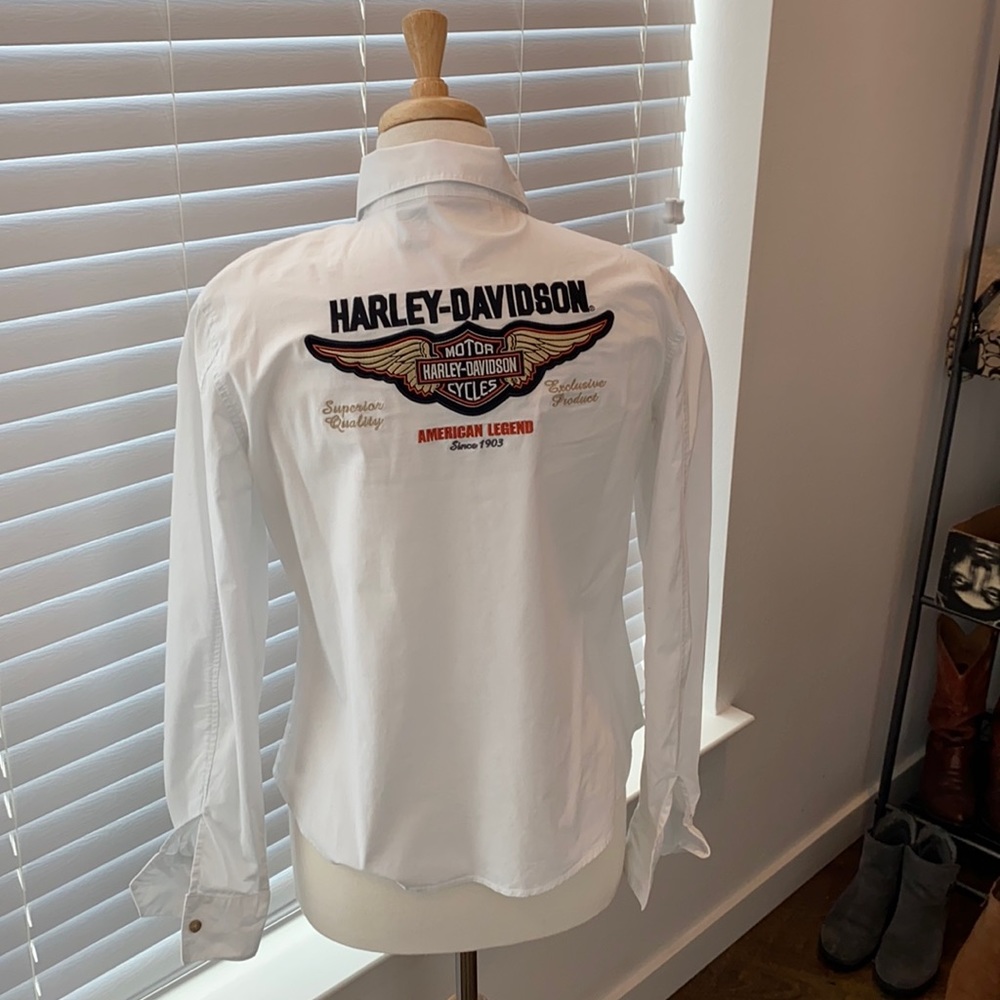 COPY - White buttoned shirt with Harley Davidson embroidered details. Size Large